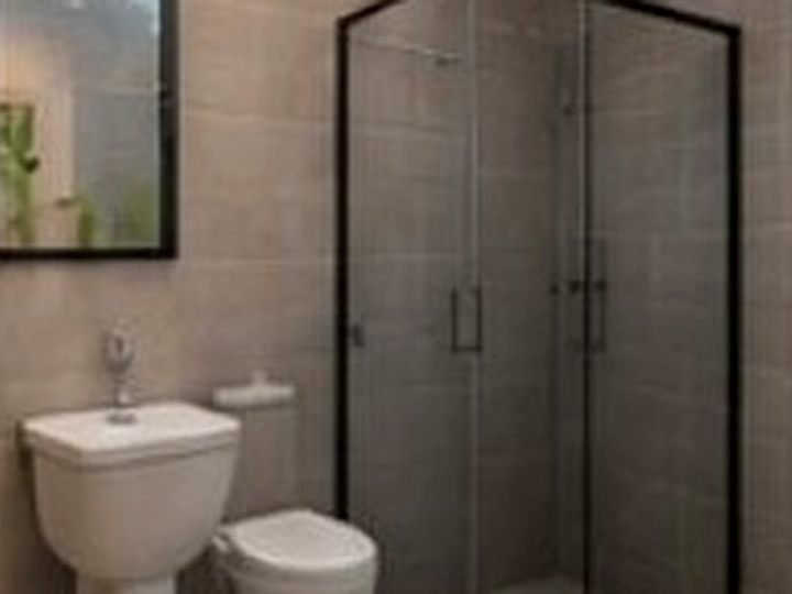 Banheiro completo da casa compacta com box de vidro