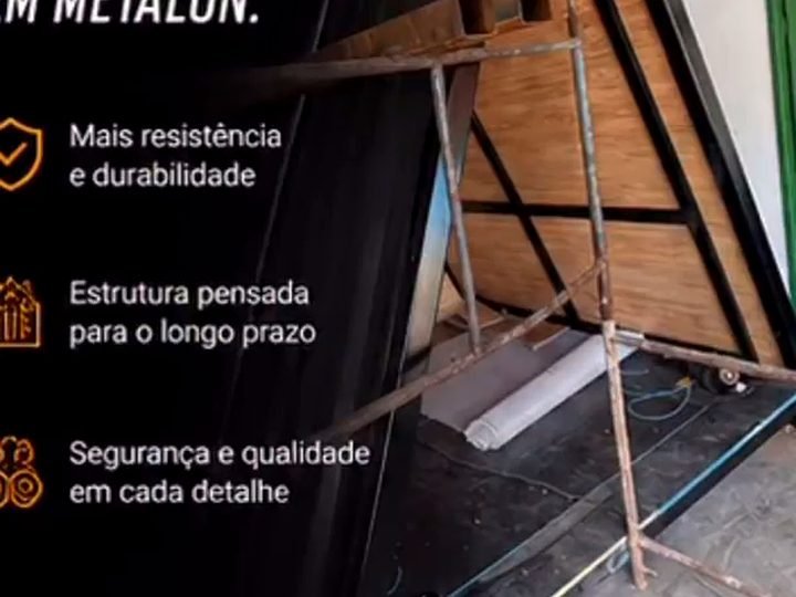 Estrutura do chalé sendo montada em metalon na fábrica