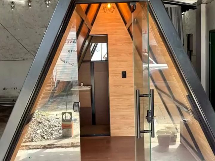 Tour em vídeo pelo chalé A-frame de 13 m²
